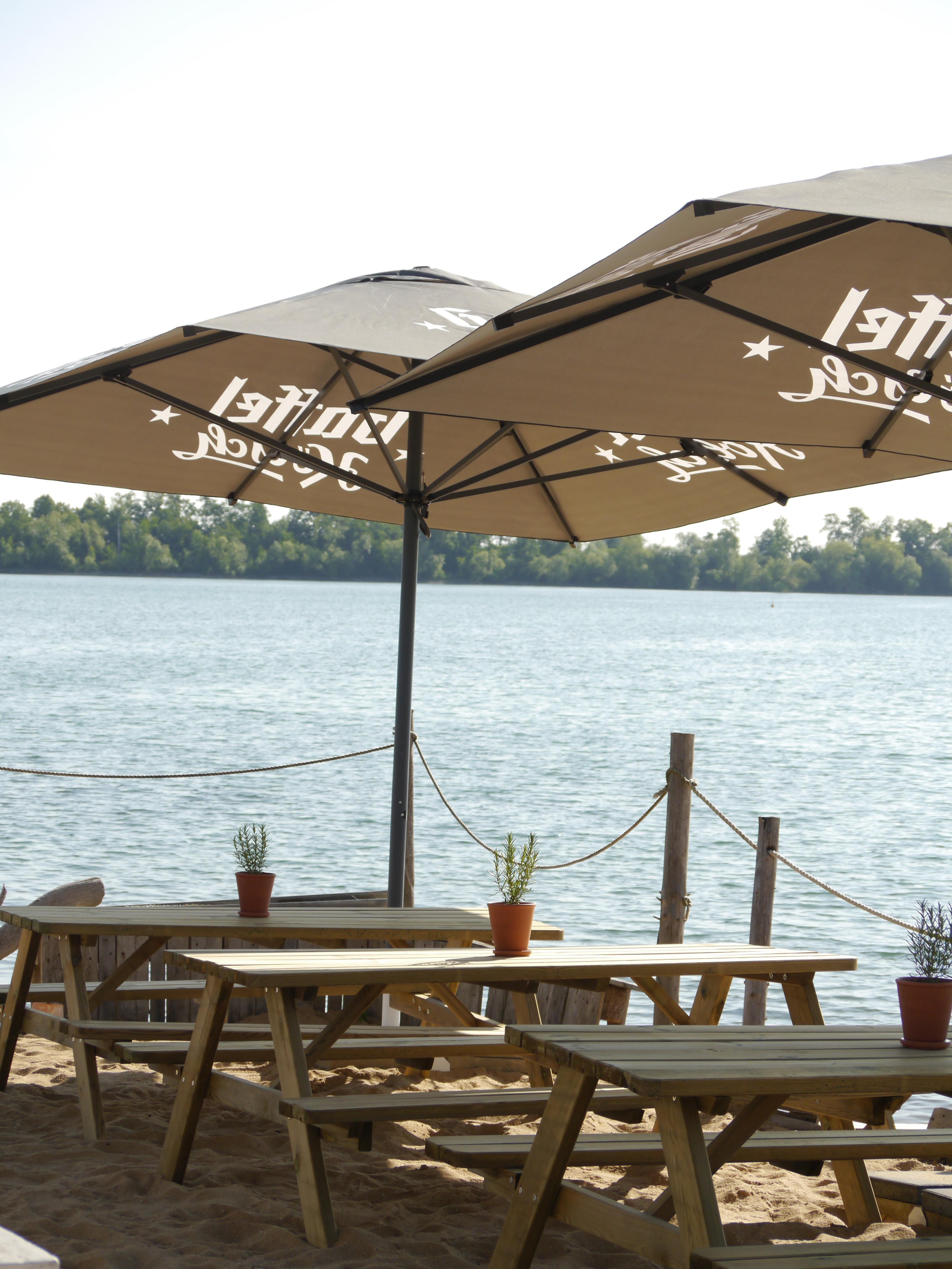 Strand mit Sonnenschirmen und Picknickbänken am Zülpicher See